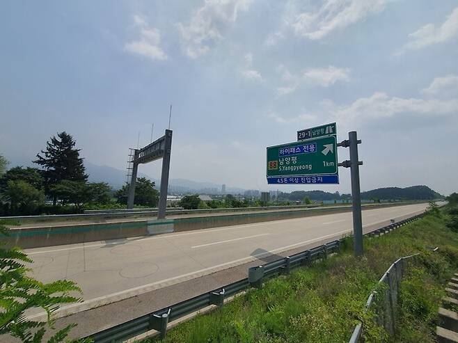 윤석열 정부 당시 중부내륙고속도로 남양평나들목(IC) 인근을 지나는 양평군 강상면으로 서울~양평고속도로 종점 노선 변경을 추진해 김건희씨 일가 특혜 의혹이 제기됐다. 의혹은 강상면 일대에 김씨 일가가 소유한 땅이 상당수 있어 예타까지 통과한 노선을 변경했다는 것이다. 이정하 기자