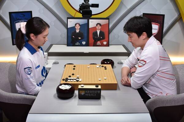 원익의 김은지 9단이 23일 서울 바둑TV 스튜디오에서 열린 KB바둑리그 플레이오프 3차전 5국에서 영림프라임창호의 강승민 9단과 대결하고 있다. 한국기원 제공