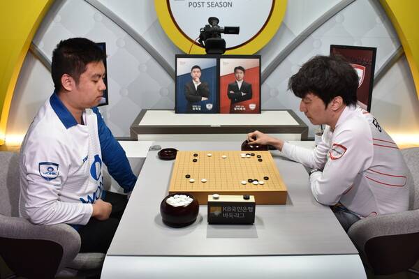 원익의 진위청 9단(왼쪽)이 23일 영림프라임창호 당이페이 9단과 대국하고 있다. 한국기원 제공