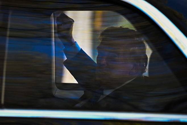 23일 미국 테네시주 멤피스에서 도널드 트럼프 미국 대통령이 가수 고 엘비스 프레슬리의 자택인 ‘그레이스랜드’에 도착한 모습이다. 트럼프 대통령은 멤피스 폭력범죄퇴치 태스크포스 회의에 참석한 뒤 그레이스랜드를 방문했다. 멤피스/AFP연합뉴스