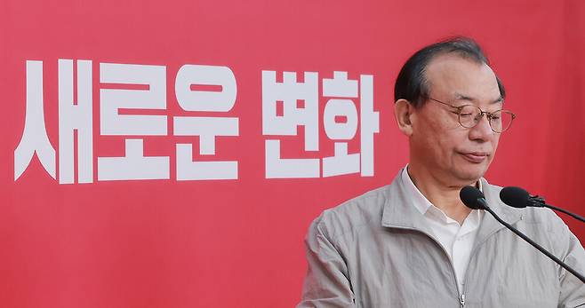 이정현 국민의힘 공천관리위원장이 지난 22일 서울 영등포구 여의도 중앙당사에서 대구시장 선거에 나선 주호영·이진숙 예비후보를 공천 배제했다고 발표하고 있다. 연합뉴스