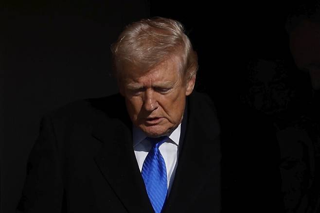 도널드 트럼프 미국 대통령이 23일(현지시각) 메릴랜드주 앤드루스 합동기지에 도착해 에어포스원에서 내리고 있다. 프린스조지스/AP 연합뉴스