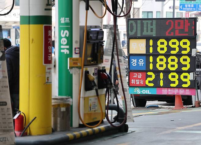 2026년 3월22일 서울 시내 한 주유소 앞에 유가가 게시돼 있다. 연합뉴스