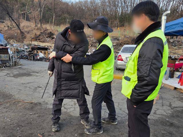지난달 25일 구룡마을 재개발 후 입주권을 주장하는 조직 관계자가 공사용 쇠말뚝으로 SH 직원을 위협하고 있다. 남병진 기자