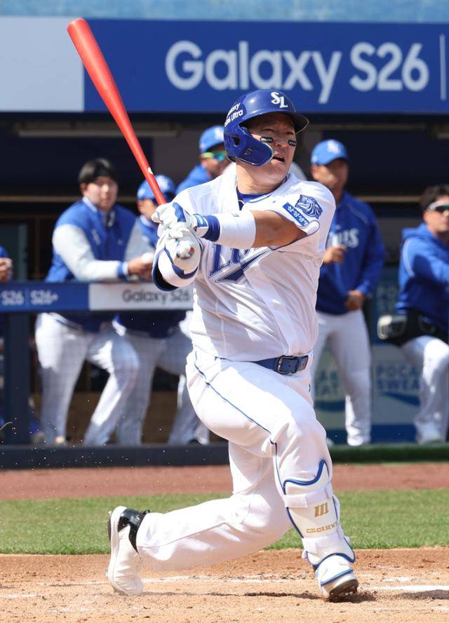 22일 대구 삼성라이온즈파크에서 열린 프로야구 LG 트윈스와의 시범경기에서 9년 만에 친정팀으로 복귀한 삼성 최형우가 타석에서 스윙하고 있다. 대구=연합뉴스