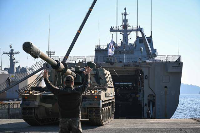 K9 자주포가 2025년 2월 UAE에서 실시된 한-UAE 연합훈련에 참가하기 위해 해군 천자봉함으로 이동하고 있다. 국방부 제공