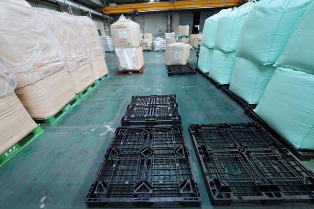 폴리에틸렌 등이 쌓여 있어야 할 경기 안산시의 한 플라스틱 필름 제조 공장의 원료 창고가 24일 듬성듬성 비어 있다. 연합뉴스