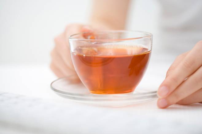 많은 사람이 아침에 눈을 뜨자마자 커피부터 찾는다. 하지만 전문가는 하루의 시작을 보다 안정적으로 하고 싶다면 커피 대신 ‘차’를 선택해 볼 것을 권한다./사진=클립아트코리아