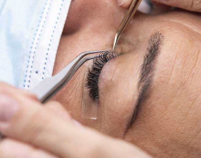 속눈썹 시술 후 눈꺼풀이 붓거나 가려움, 충혈, 자극감이 나타나는 경우가 있어 주의가 필요하다​./사진=클립아트코리아