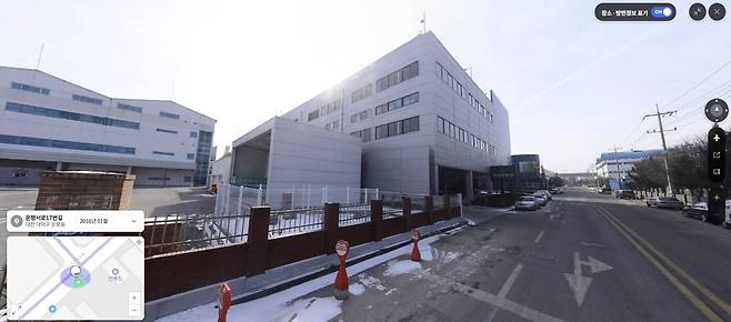 지난 20일 발생한 화재 때 9명의 직원이 불법으로 만든 2~3층 사이 휴게실에서 숨진 채 발견됐다. 2016년 1월 사진에는 2~3층 사이에 창문이 새로 생겼다. [사진 다음 로드뷰]