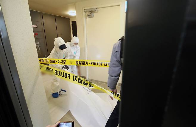 지난 17일 부산 부산진구 한 아파트에서 50대 현직 항공사 기장 A 씨가 흉기에 찔려 숨진 채 발견된 가운데 경찰 과학수사대 관계자들이 사건 현장을 조사하고 있다. 사진 뉴스1
