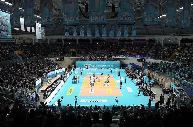 24일 오후 서울 중구 장충체육관에서 2025-2026 V-리그 여자부 준플레이오프(준PO) GS칼텍스와 흥국생명의 경기가 진행되고 있다. 여자부에서 단판 승부를 벌이는 준PO가 성사된 것은 역대 최초다. 준PO는 정규리그 3위와 4위의 승점 차가 3점 이하인 경우에 열린다. 뉴시스