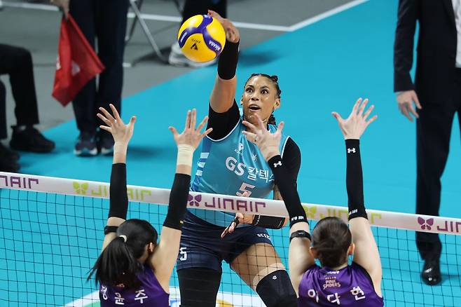 24일 서울 중구 장충체육관에서 열린 프로배구 2025-2026 V-리그 포스트시즌 여자부 준플레이오프 GS칼텍스와 흥국생명의 경기에서 GS칼텍스 지젤 실바가 공격하고 있다. 연합뉴스