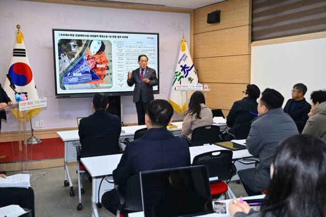 ▲ 이병선 속초시장은 26일 시청 브리핑룸에서 속초아이와 관련한 행정소송 1심 판결 결과를 설명하는 미디어 브리핑을 진행했다. 이 시장은 이날 “원고의 항소와 관련해 법원의 판단 취지와 사실관계에 기초해 차분히 대응해 나가겠다”며 “향후 관광시설 개발 및 대규모 사업 추진 과정에서 유사 사례가 재발하지 않도록 인허가 사전검토 강화 등 종합적인 제도 개선과 보완대책 마련에 나설 방침”이라고 밝혔다.