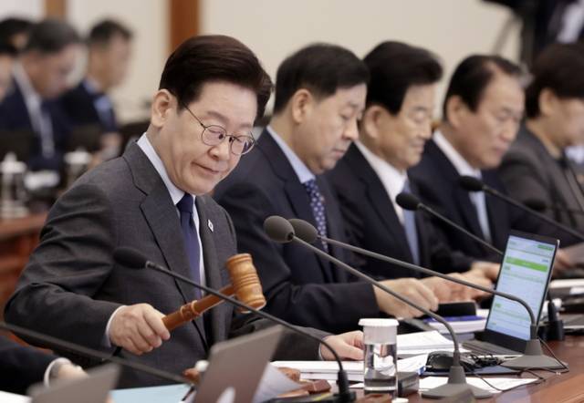 ▲ 이재명 대통령이 24일 청와대에서 국무회의 개회를 선언하고 있다. 연합뉴스