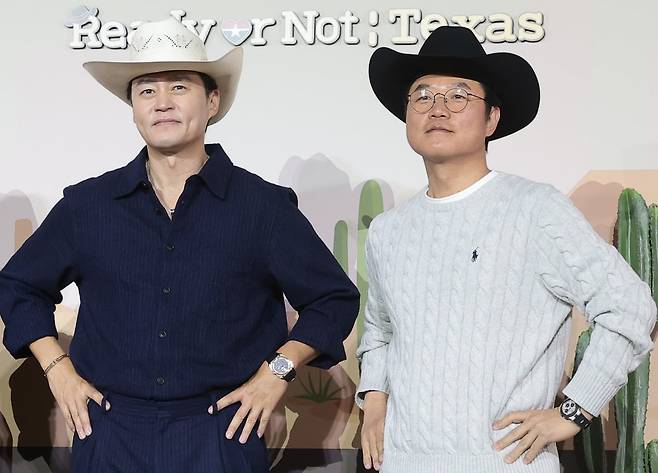 배우 이서진과 나영석 PD(오른쪽)가 24일 오전 서울 용산구 CGV용산아이파크몰에서 열린 넷플릭스 예능 '이서진의 달라달라' 제작발표회에 참석해 포즈를 취하고 있다. /사진=뉴스1