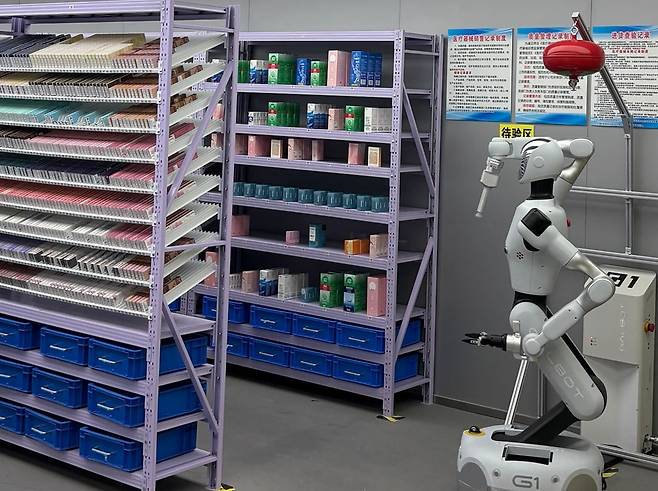 지난 23일 찾은 중국 베이징 하이뎬구에 위치한 대형 전자상가 빌딩. 이곳 1층에 자리한 스마트 약국에선 중국의 대표 휴머노이드(인간형) 로봇 기업인 갤봇의 G1이 약사 역할을 하고 있다.  /베이징=김은정 특파원