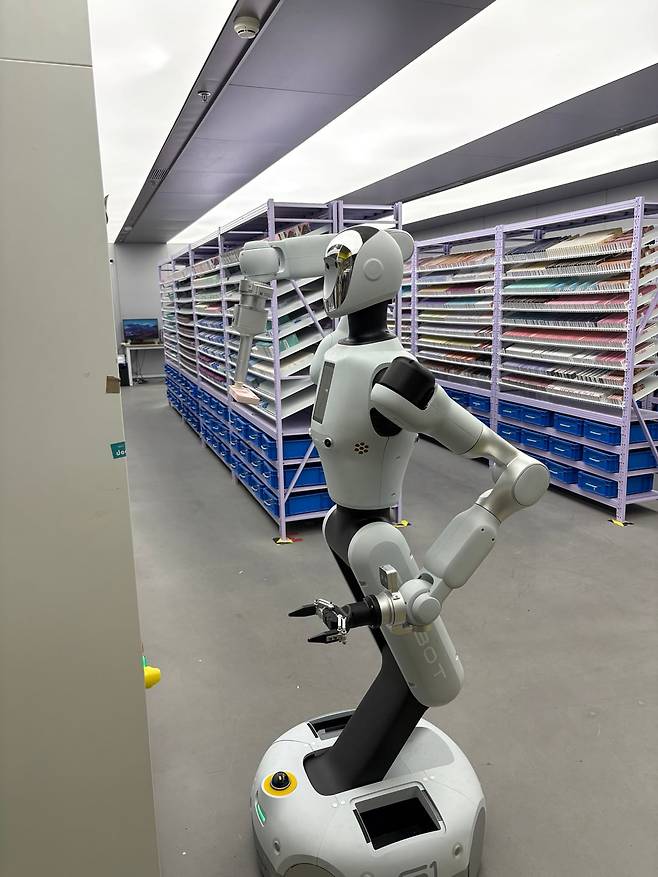 지난 23일 찾은 중국 베이징 하이뎬구에 위치한 대형 전자상가 빌딩. 이곳 1층에 자리한 스마트 약국에선 중국의 대표 휴머노이드(인간형) 로봇 기업인 갤봇의 G1이 약사 역할을 하고 있다.  /베이징=김은정 특파원