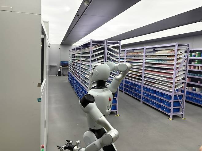 지난 23일 찾은 중국 베이징 하이뎬구에 위치한 대형 전자상가 빌딩. 이곳 1층에 자리한 스마트 약국에선 중국의 대표 휴머노이드(인간형) 로봇 기업인 갤봇의 G1이 약사 역할을 하고 있다.  /베이징=김은정 특파원