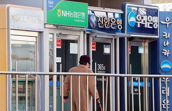 지난달 1일 서울 시내에 위치한 은행 ATM 기기. 연합뉴스