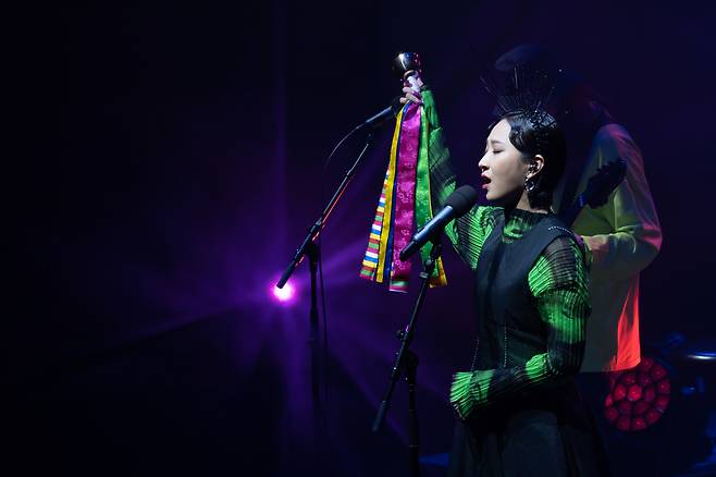 밴드 추다혜차지스의 추다혜가 무대에서 공연하고 있다. 소수민족컴퍼니 제공