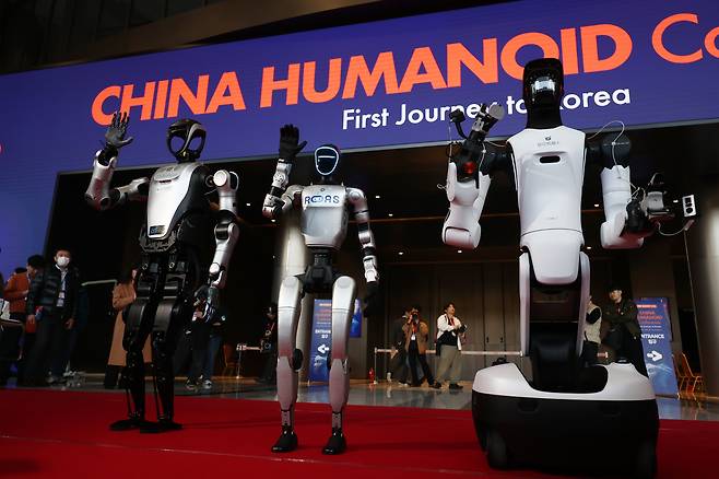 지난 4일 코엑스에서 열린 2026 스마트공장·자동화산업전에서 중국 휴머노이드 로봇이 포즈를 취하고 있다. 왼쪽부터 애지봇 G2, 유니트리 G1, 레쥬 쿠아보4 프로. 연합뉴스