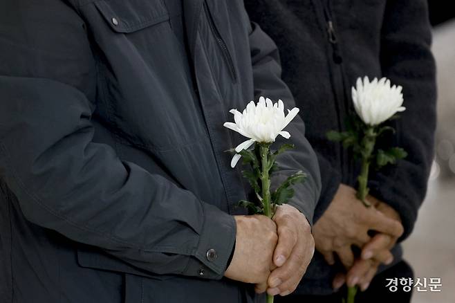 24일 대전시청 ‘대전 안전공업 화재 참사 합동분향소’에서 시민들이 추모하고 있다. 대전|문재원 기자
