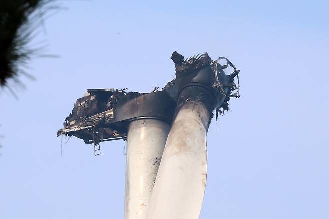 24일 오전 경북 영덕군 영덕읍 풍력발전기가 까맣게 탄 채 서 있다. 전날 이 발전기에서 불이 나 수리하던 작업자 3명이 숨졌다. 연합뉴스