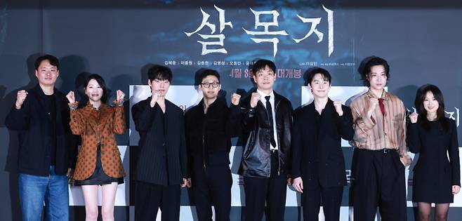 이상민 감독, 배우 장다아, 윤재찬, 오동민, 김영성, 김준한, 이종원, 김혜윤(왼쪽부터)이 24일 오후 오후 서울 한강로3가 CGV용산아이파크몰에서 열린 영화 ‘살목지’ 기자간담회에서 포즈를 취하고 있다. 연합뉴스