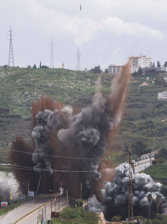 22일(현지시간) 레바논 남부 리타니강에 있는 전략적 요충지인 카스미예 교량이 이스라엘의 공습을 받아 폭파되고 있다. 신화연합뉴스