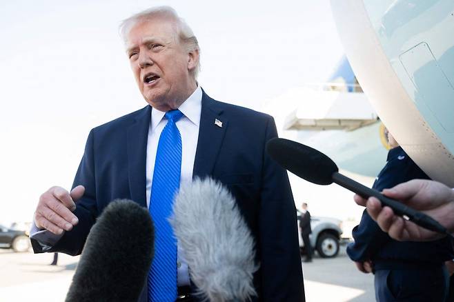도널드 트럼프 미국 대통령이 23일(현지시간) 플로리다주 플로리다주 팜비치 국제공항에서 에어포스원에 탑승하기 전 기자들과 대화하고 있다. AFP연합뉴스