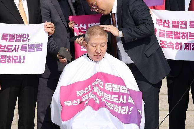 부산 글로벌허브도시특별법 처리 지연에 반발한 박형준 부산시장이 23일 국회의사당 앞에서 삭발을 강행하고 있다. /부산시 제공