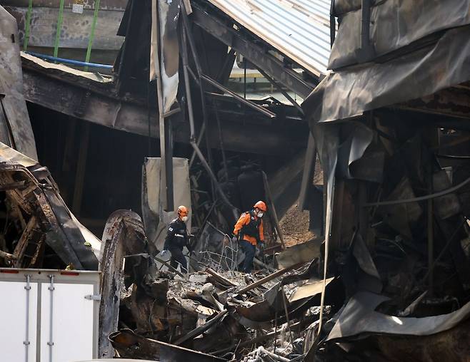 대전 대덕구 소재 자동차 부품 제조업체인 안전공업에 대한 2일 차 감식에 나선 소방 당국 관계자들이 24일 불에 탄 건물 안으로 진입하고 있다. 연합뉴스