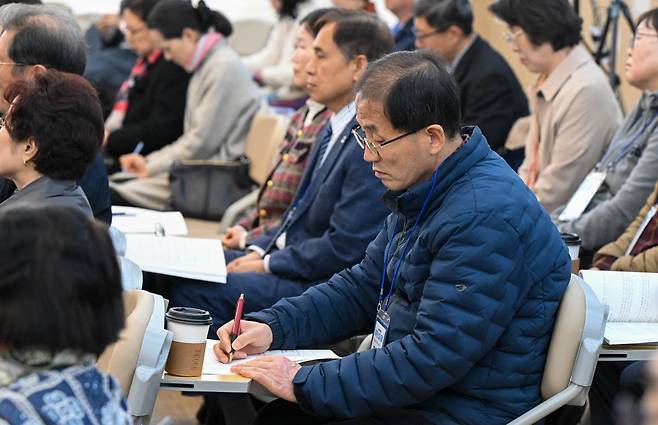 한국 이주민 선교 포럼 참가자들이 24일 수원 팔달구 수원제일교회에서 강연 내용을 노트에 적고 있다. 수원=신석현 포토그래퍼