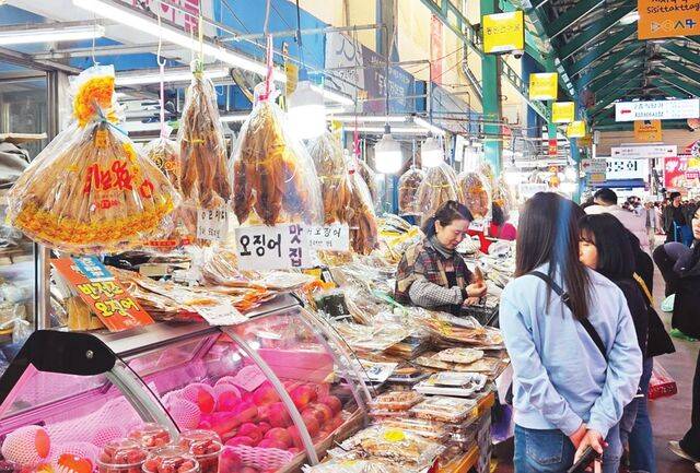 권성동 국민의힘 의원 지역구인 강원도 강릉시 중앙시장에서 지난 22일 시민들이 장을 보고 있다. 시민들은 6·3 지방선거와 관련해 현직 김진태 강원도지사와 도전자 우상호 전 청와대 정무수석을 놓고 고심하는 모습이 역력했다.