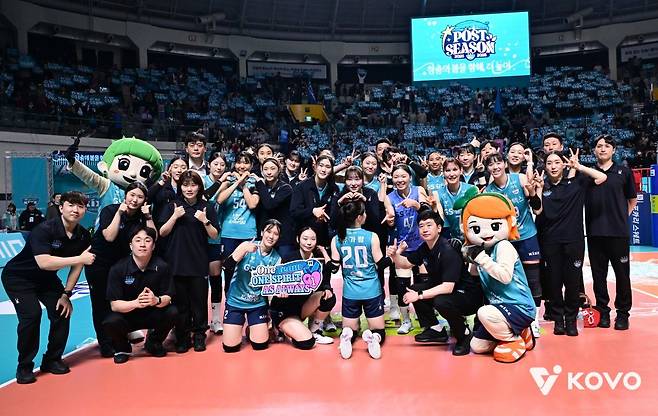 GS칼텍스 선수단이 24일 서울 장충체육관에서 열린 2025-2026 V리그 여자부 준플레이오프에서 흥국생명을 꺾고 플레이오프에 진출한 뒤 기념 사진을 찍고 있다. 한국배구연맹(KOVO) 제공