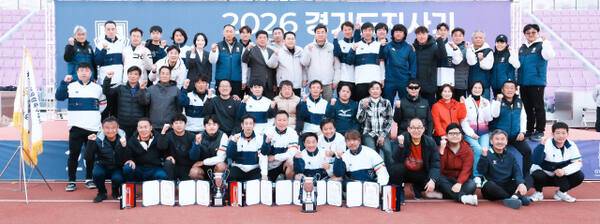 경기도지사기 어울림 축구대회에 참가한 선수들과 관계자들이 기념촬영을 하고 있다. 광주시 제공