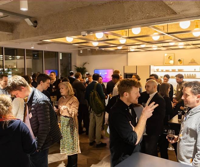 런던AI허브에서 네트워킹을 하는 스타트업 관계자들. [런던AI 허브]