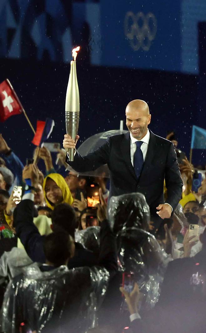 지네딘 지단 전 레알 마드리드 감독이 지난 2024년 7월에 열린 파리올림픽 개회식에서 올림픽 성화를 들고 환하게 웃고 있다. 올림픽사진공동취재단