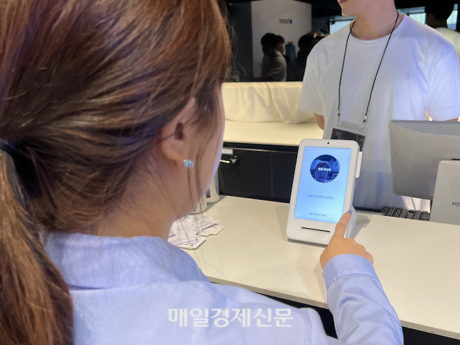 토스 페이스페이를 사용해 음료를 주문하는 모습. [김민주 기자]