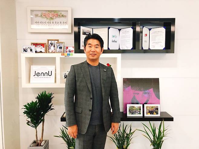 이경수 대표가 최근 매경헬스와 인터뷰하며 환하게 웃고 있다.  본인 제공