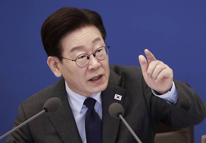 이재명 대통령이 24일 청와대에서 열린 국무회의에서 발언하고 있다. [연합뉴스]