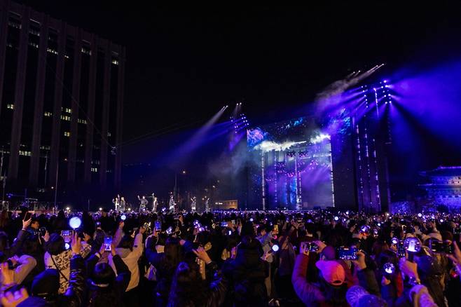 방탄소년단(BTS)이 지난 21일 서울 광화문광장에서 'BTS 컴백 라이브: 아리랑' 발매 기념 컴백 공연을 하고 있다. (빅히트 뮤직·넷플릭스 제공. 재판매 및 DB 금지) /사진=뉴스1