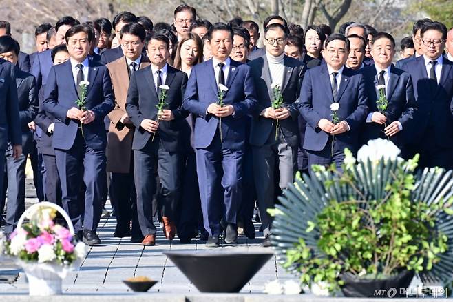 [김해=뉴시스] 차용현 기자 = 23일 오전 더불어민주당 정청래 대표와 당 지도부가 경남 김해시 봉하마을 고 노무현 전 대통령 묘역을 찾아 참배를 하고 있다. 2026.03.23. con@newsis.com /사진=차용현