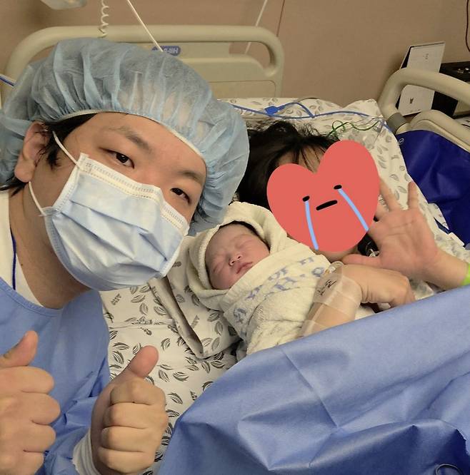 여행 크리에이터 곽튜브(본명 곽준빈)가 아들을 품에 안았다. /사진=곽튜브 SNS