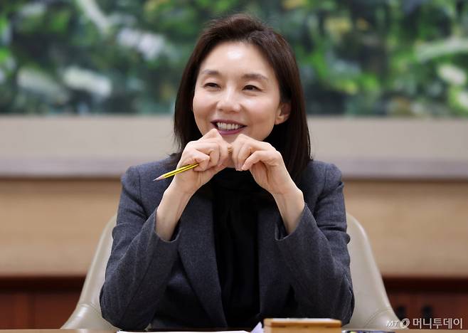 최호정 서울시의회 의장이 서울시의회 집무실에서 인터뷰를 진행하고 있다./사진=김창현 기자