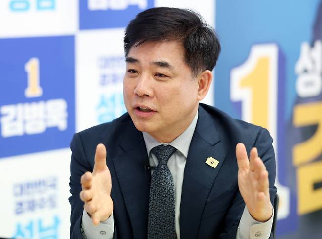 더불어민주당 경기 성남시장 후보에 단수 공천된 김병욱 전 청와대 정무비서관이 장남 부부의 강남 아파트 매수 의혹에 대해 해명했다. 사진은 머니투데이와 인터뷰에 나선 김병욱 더불어민주당 성남시장 예비후보의 모습. /사진=머니투데이