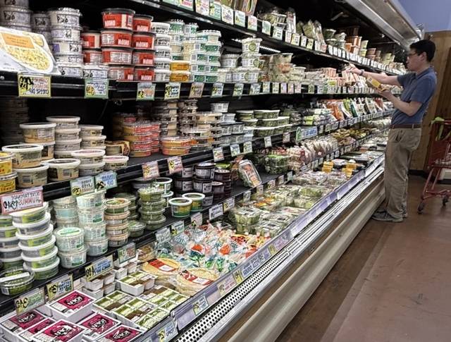 미국 대형 마트의 냉장코너, 두부는 더 이상 아시아 식품이 아니라 샐러드와 단백질 식단 사이에 놓이는 일상의 식재료가 되었다.  케일라 리 촬영