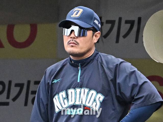 7일 오후 대구광역시 수성구 대구삼성라이온즈파크에서 진행된 '2025 프로야구 KBO리그 포스트시즌' 와일드카드 결정전 1차전 삼성라이온즈와 NC다이노스의 경기. NC 이호준 감독이 선수들을 지켜보고 있다./마이데일리