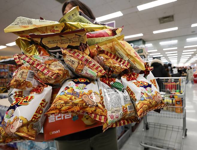 서울 영등포구 이마트 영등포점에서 시민들이 과자를 들고 계산대로 이동하고 있다.  [연합]